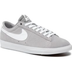 Buty NIKE - Sb Zoom Blazer Low Gt 704939 003 Atmosphere Grey/White. Szare półbuty męskie Nike, na co dzień, bez wzorów, z zamszu, bez zapięcia. W wyprzedaży za 239,00 zł.