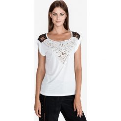 Just Cavalli Koszulka Biały. Białe koszulki damskie Just Cavalli, l, w koronkowe wzory, z wiskozy, bez kołnierzyka, z krótkim rękawem. Za 1653,95 zł.
