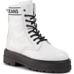 Trapery TOMMY JEANS - Patent Leather Flatform Boot EN0EN00700 White YBS. Białe trapery damskie Tommy Jeans, z jeansu, bez obcasa, bez zapięcia. Za 849,00 zł.