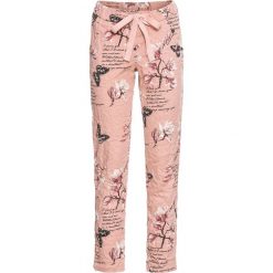 Spodnie Loose Fit bonprix stary jasnoróżowy z nadrukiem. Różowe spodnie damskie bonprix, z nadrukiem. Za 99,99 zł.