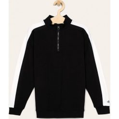 Calvin Klein Jeans - Bluza dziecięca 140-176 cm. Czarne bluzy chłopięce Calvin Klein Jeans, z aplikacjami, z elastanu, z krótkim rękawem, krótkie, bez kaptura. Za 359,90 zł.