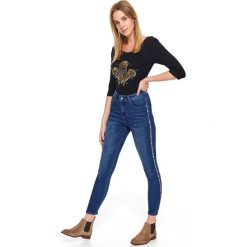 Damski t-shirt z rękawem 3/4 i aplikacją. Czarne bluzki damskie Top Secret, z aplikacjami, z elastanu, klasyczne, z okrągłym kołnierzem, bez rękawów. W wyprzedaży za 34,99 zł.