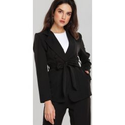Czarna Marynarka Kinross. Czarne marynarki damskie Renee, m, w paski. Za 129,99 zł.