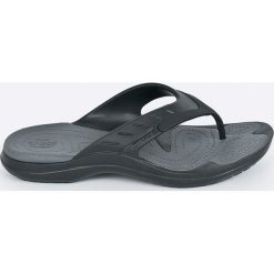 Crocs - Japonki. Czarne kapcie męskie marki Crocs, bez wzorów, z materiału. W wyprzedaży za 99,90 zł.