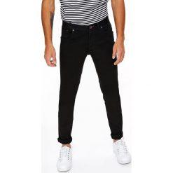 SPODNIE MĘSKIE CZARNE O KROJU SLIM. Czarne spodnie męskie Top Secret, na co dzień, na lato, s, bez wzorów, z bawełny, eleganckie. W wyprzedaży za 39,99 zł.