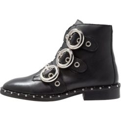 Topshop ARTHUR Botki kowbojki i motocyklowe black. Czarne botki damskie marki Topshop, ze skóry, bez obcasa, bez zapięcia. Za 529,00 zł.