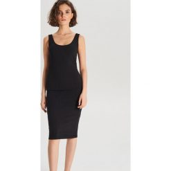 Dopasowana sukienka midi - Czarny. Czarne sukienki damskie Cropp, s, bez wzorów, bez kołnierzyka, bez rękawów, midi, dopasowane. Za 49,99 zł.