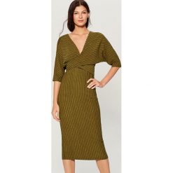 Dopasowana sukienka z wiązaniem - Khaki. Brązowe sukienki damskie Mohito, s, bez wzorów, bez kołnierzyka, bez rękawów, dopasowane. W wyprzedaży za 79,99 zł.