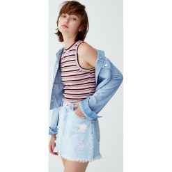 Top basic w paski z dekoltem halter. Szare topy damskie marki Pull&Bear, w paski, z dekoltem halter. Za 29,90 zł.