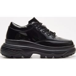 Czarne sneakersy - Czarny. Czarne sneakersy damskie Cropp. Za 139,99 zł.
