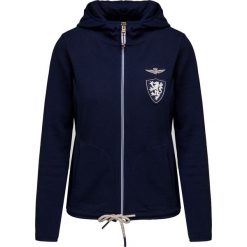 Bluza AERONAUTICA MILITARE. Białe bluzy damskie Aeronautica Militare, z aplikacjami, bez rękawów, z kapturem. Za 1040,00 zł.