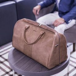Skórzana torba podróżna BRODRENE BL10 jasnobrązowa - j. brązowy. Pomarańczowe torby męskie skórzane Brødrene, bez wzorów, ze skóry, eleganckie. Za 599,99 zł.