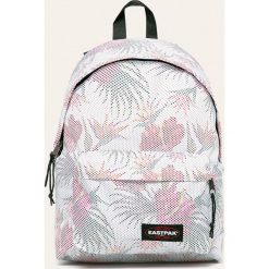 Eastpak - Plecak. Białe plecaki damskie Eastpak, w paski, z poliesteru. W wyprzedaży za 139,90 zł.