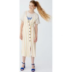 Sukienka midi z wycięciami po bokach i guzikami. Szare sukienki damskie z falbanami marki Pull&Bear, midi. Za 49,90 zł.