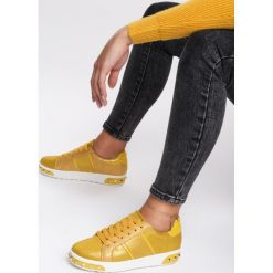 Musztardowe Sneakersy Amor De Mi Vida. Żółte sneakersy damskie Renee. Za 59,99 zł.