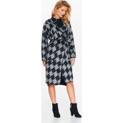 DAMSKI PŁASZCZ W PEPITKĘ Z WIĄZANIEM. Niebieskie płaszcze damskie marki Top Secret, na zimę, ze skóry ekologicznej, eleganckie. W wyprzedaży za 119,99 zł.