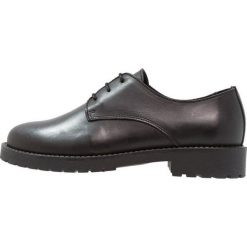 Zign Oksfordki black. Czarne półbuty damskie marki Zign, bez obcasa, na sznurówki. Za 359,00 zł.