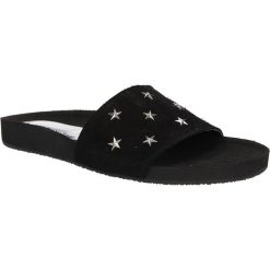 Klapki z gwiazdkami Karino 2228/003-P. Czarne klapki damskie marki Karino, bez wzorów, bez obcasa. Za 139,99 zł.