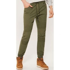 Joggery z przeszyciami - Khaki. Brązowe joggery męskie House. Za 119,99 zł.