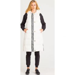 KAMIZELKA PUCHOWA Armani Exchange. Białe kamizelki damskie Armani Exchange, s, z aplikacjami, z puchu, z kapturem. Za 1449,00 zł.