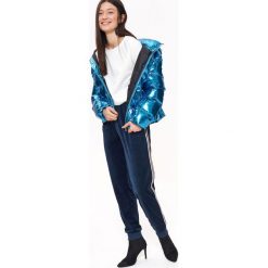 WELUROWE SPODNIE SPORTOWE TYPU JOGGER, Z LAMPASAMI. Szare spodnie damskie Top Secret, s, z dresówki. W wyprzedaży za 39,99 zł.