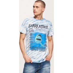T-shirty męskie: T-shirt z rekinem – Wielobarwn