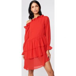 NA-KD Boho Sukienka z falbaną - Red. Czerwone sukienki damskie marki NA-KD Boho, bez wzorów, boho, bez kołnierzyka, z długim rękawem, długie, maxi. W wyprzedaży za 48,58 zł.