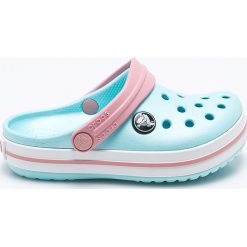 Crocs - Klapki dziecięce. Niebieskie sandały dziewczęce Crocs, z gumy, z okrągłym noskiem, bez zapięcia. Za 139,90 zł.