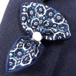 Granatowa wpinka do butonierki z biało-niebieskim wzorem W31. Niebieskie marynarki męskie Modini Moda Męska, m, bez wzorów, casualowe. Za 26,10 zł.