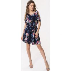 Granatowa Sukienka Clear Up. Szare sukienki damskie Born2be, na lato, s, w kwiaty, z jeansu, street, bez kołnierzyka, bez rękawów, mini. Za 59,99 zł.