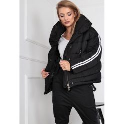 Kurtka o oversize'owym kroju z dużym kołnierzem czarny. Czarne kurtki damskie N/A, m, bez wzorów, bez kaptura. Za 326,04 zł.