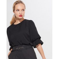 Bluzka z bufiastymi rękawami - Czarny. Czarne bluzki damskie Mohito, s, bez wzorów, bez kołnierzyka, bez rękawów. Za 69,99 zł.