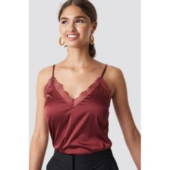 NA-KD Party Top na ramiączkach z koronką - Red. Czerwone topy damskie marki NA-KD Party, w koronkowe wzory, z satyny, bez kołnierzyka. Za 92,95 zł.