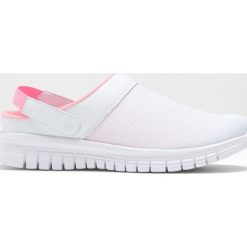 Klapki bonprix biało-bladoróżowy. Białe klapki damskie bonprix, bez wzorów, bez obcasa. Za 49,99 zł.