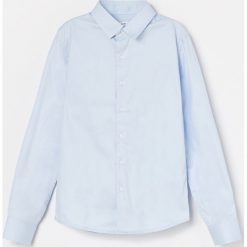 Elegancka koszula -. Koszule męskie Reserved, bez wzorów, eleganckie, bez kołnierzyka, bez rękawów. Za 69,99 zł.