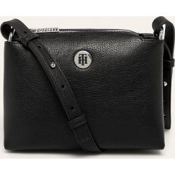 Tommy Hilfiger - Torebka. Czarne listonoszki damskie TOMMY HILFIGER, w paski, ze skóry ekologicznej, na ramię, małe, bez dodatków. Za 449,90 zł.