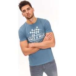 T-SHIRT Z NADRUKIEM. Niebieskie t-shirty męskie Top Secret, na lato, xxl, z nadrukiem, z kontrastowym kołnierzykiem, krótkie. Za 39,99 zł.