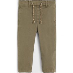 Mango Kids - Spodnie dziecięce 80 - 104 cm. Spodnie chłopięce Mango Kids, bez wzorów, z elastanu. W wyprzedaży za 49,90 zł.