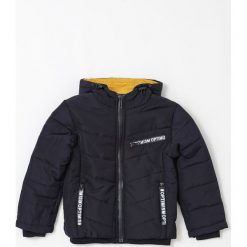 Granatowa Kurtka Tolmans. Niebieskie kurtki chłopięce Born2be, z nadrukiem, z dresówki. Za 139,99 zł.