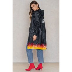 Płaszcze damskie: NA-KD Płaszcz przeciwdeszczowy Set On Fire – Black