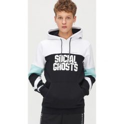 Bluza z kolorowymi rękawami - Czarny. Czarne bluzy męskie Cropp, s, bez wzorów, bez kołnierzyka, bez rękawów, bez kaptura. W wyprzedaży za 64,99 zł.