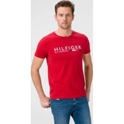 Tommy Hilfiger Corp Koszulka Czerwony. Czerwone podkoszulki męskie TOMMY HILFIGER, m, z nadrukiem, z bawełny, bez kołnierzyka, krótkie. Za 221,95 zł.