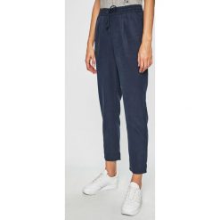 Tommy Jeans - Spodnie. Niebieskie spodnie damskie Tommy Jeans, bez wzorów, z poliesteru, z podwyższonym stanem. W wyprzedaży za 299,90 zł.