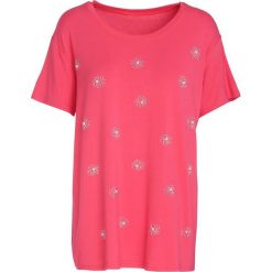 Koralowy T-shirt In The Ballpark. Pomarańczowe bluzki damskie marki Born2be, xl, bez wzorów, z dzianiny, z okrągłym kołnierzem. Za 39,99 zł.