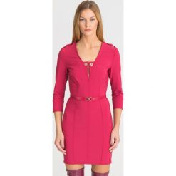 MALINOWA SUKIENKA ELISABETTA FRANCHI. Różowe sukienki damskie Elisabetta Franchi, na imprezę, w paski, z włoskim kołnierzykiem, z długim rękawem, długie, mini. Za 999,50 zł.