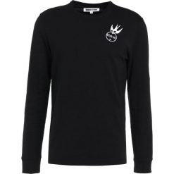 McQ Alexander McQueen CREW TEE Bluzka z długim rękawem darkest black. Czarne koszulki męskie marki McQ Alexander McQueen, m, bez wzorów, z bawełny, bez kołnierzyka, z długim rękawem, długie. W wyprzedaży za 471,75 zł.