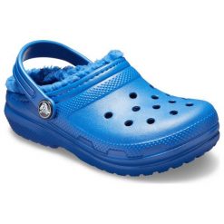 Crocs Sandały Classic Fuzz Lined Clog Blue Jean/Blue Jean, 29-30 (c12). Niebieskie sandały chłopięce Crocs, z tkaniny, bez zapięcia. W wyprzedaży za 119,00 zł.