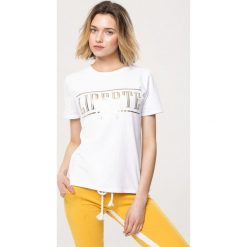 Biały T-shirt Sustainability. Białe t-shirty damskie marki Born2be, s, z nadrukiem, z okrągłym kołnierzem. Za 49,99 zł.