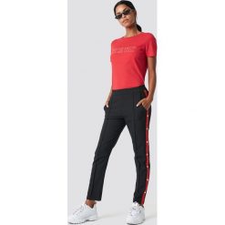NA-KD Spodnie z zatrzaskami - Black. Czarne spodnie z wysokim stanem marki NA-KD. Za 161,95 zł.