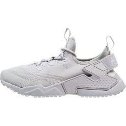 Nike Sportswear HUARACHE RUN DRIFT Tenisówki i Trampki wolf grey/white. Szare trampki dziewczęce Nike Sportswear, z tworzywa sztucznego. W wyprzedaży za 356,15 zł.